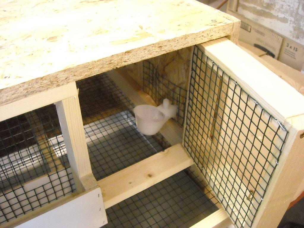 Prodám klece na křepelky a skřínku pod klece