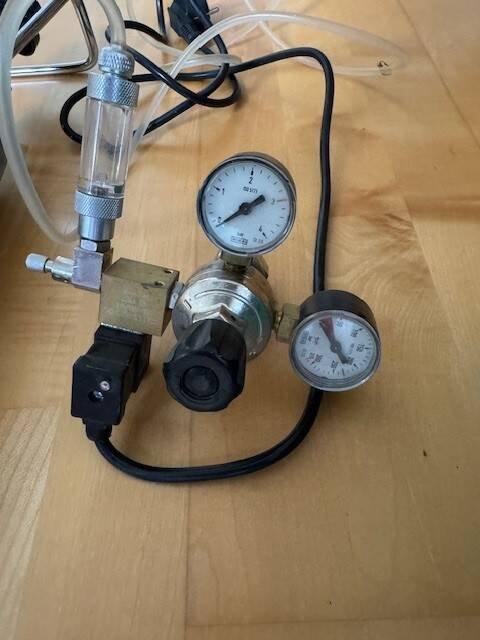 Prodám akvarijní CO2 sadu s elektromagnetem včetně plné lahve 2,1l