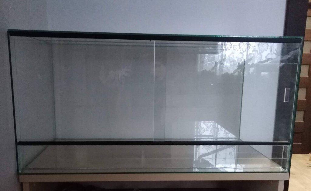 Terárium 80x50x50 nepoužité .Vhodné pro agamy, želvy hady. Síla skla 5 mm. Posouvací dvířka. Vrchní