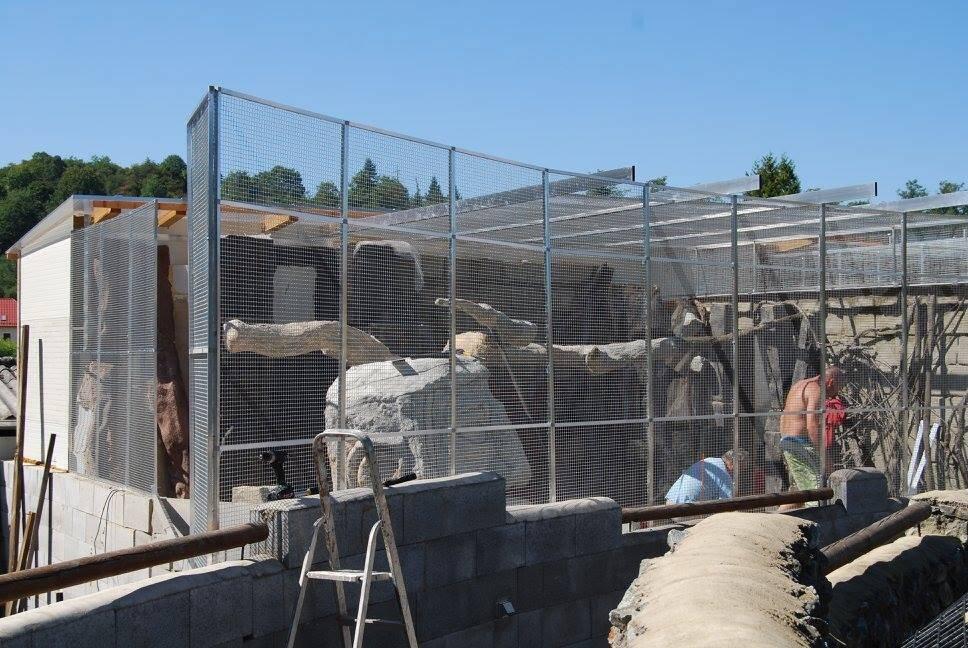 Výroba klecí, voliér, sestavy boxů, plastové budky, krmné pulty, prodej materiálu a jiné