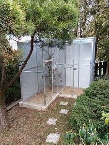 Výroba klecí, voliér, sestavy boxů, plastové budky, krmné pulty, prodej materiálu a jiné