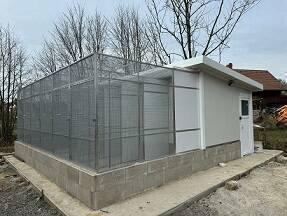 Výroba klecí, voliér, sestavy boxů, plastové budky, krmné pulty, prodej materiálu a jiné