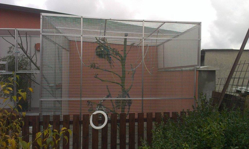 Výroba klecí, voliér, sestavy boxů, plastové budky, krmné pulty, prodej materiálu a jiné