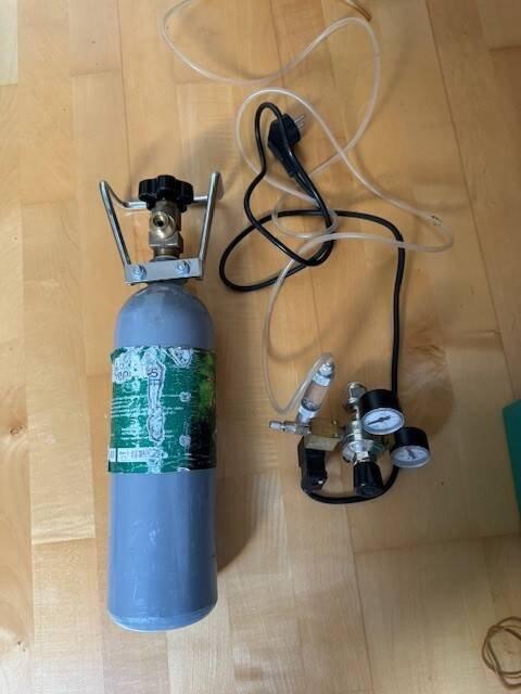 Prodám akvarijní CO2 sadu s elektromagnetem včetně plné lahve 2,1l