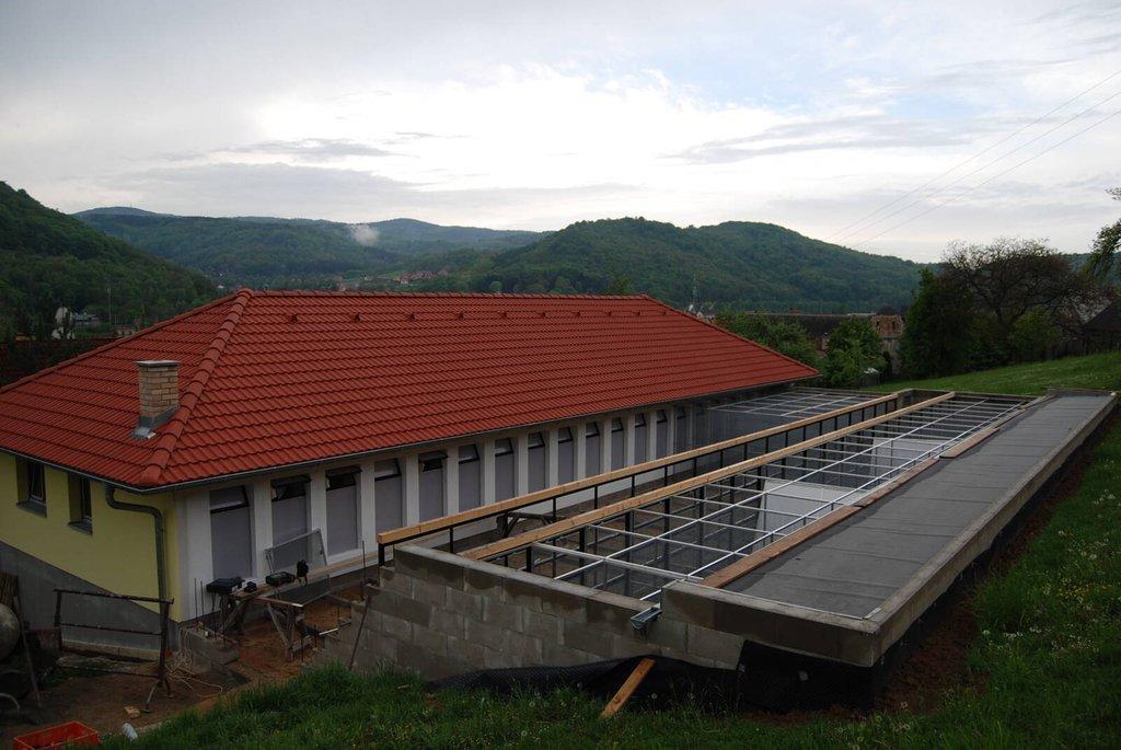 Výroba klecí, voliér, sestavy boxů, plastové budky, krmné pulty, prodej materiálu a jiné