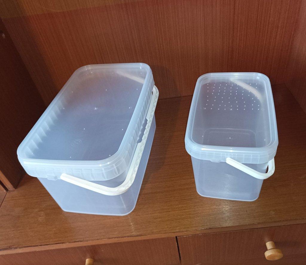 Policový regál s 22 ks novými boxy.