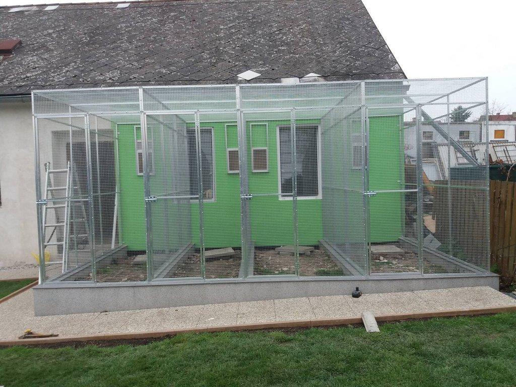 Výroba klecí, voliér, sestavy boxů, plastové budky, krmné pulty, prodej materiálu a jiné