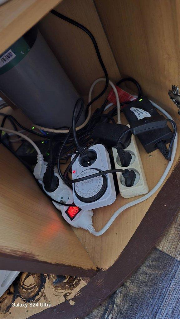Rohové akvarium 200l s veškerým příslušenstvím