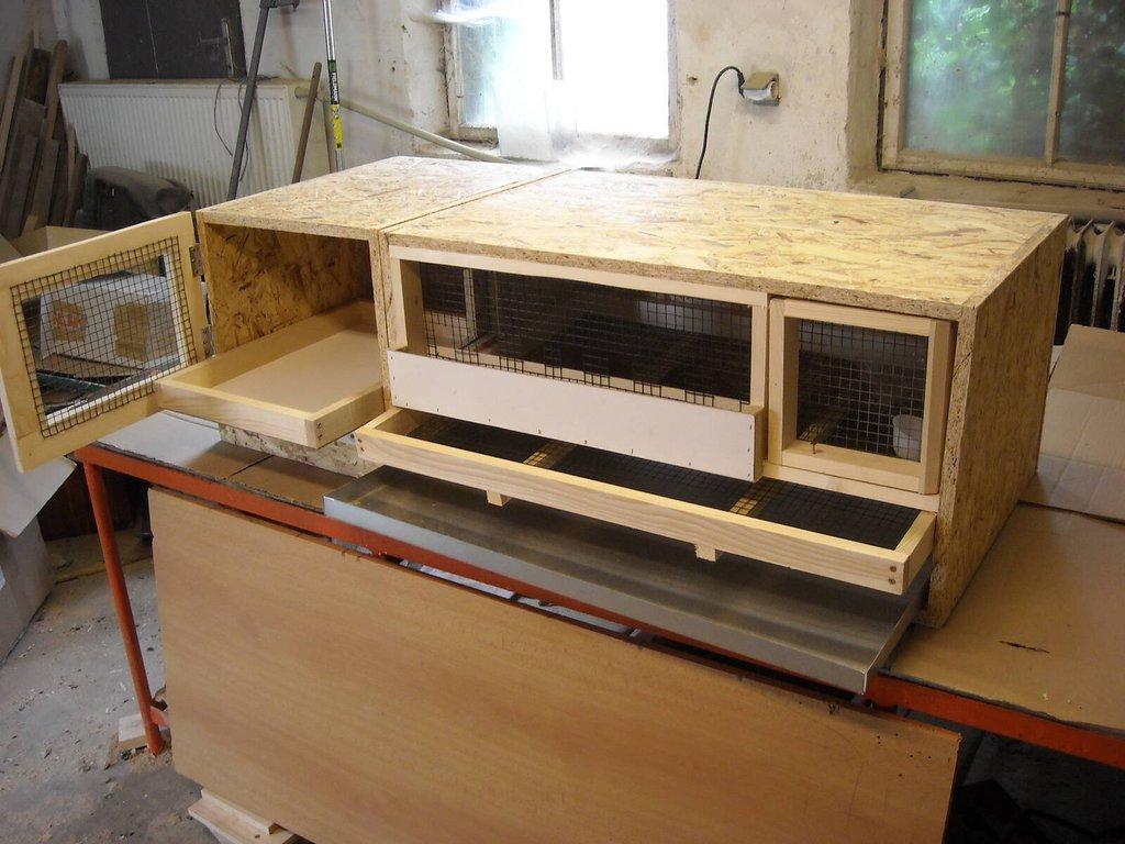 Prodám klece na křepelky a skřínku pod klece