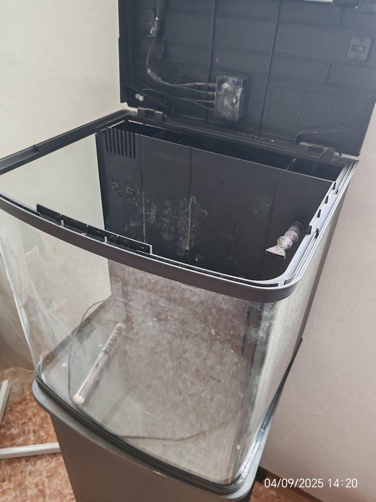 Akvárium 100 litrů (televize) + 20 l nano gratis