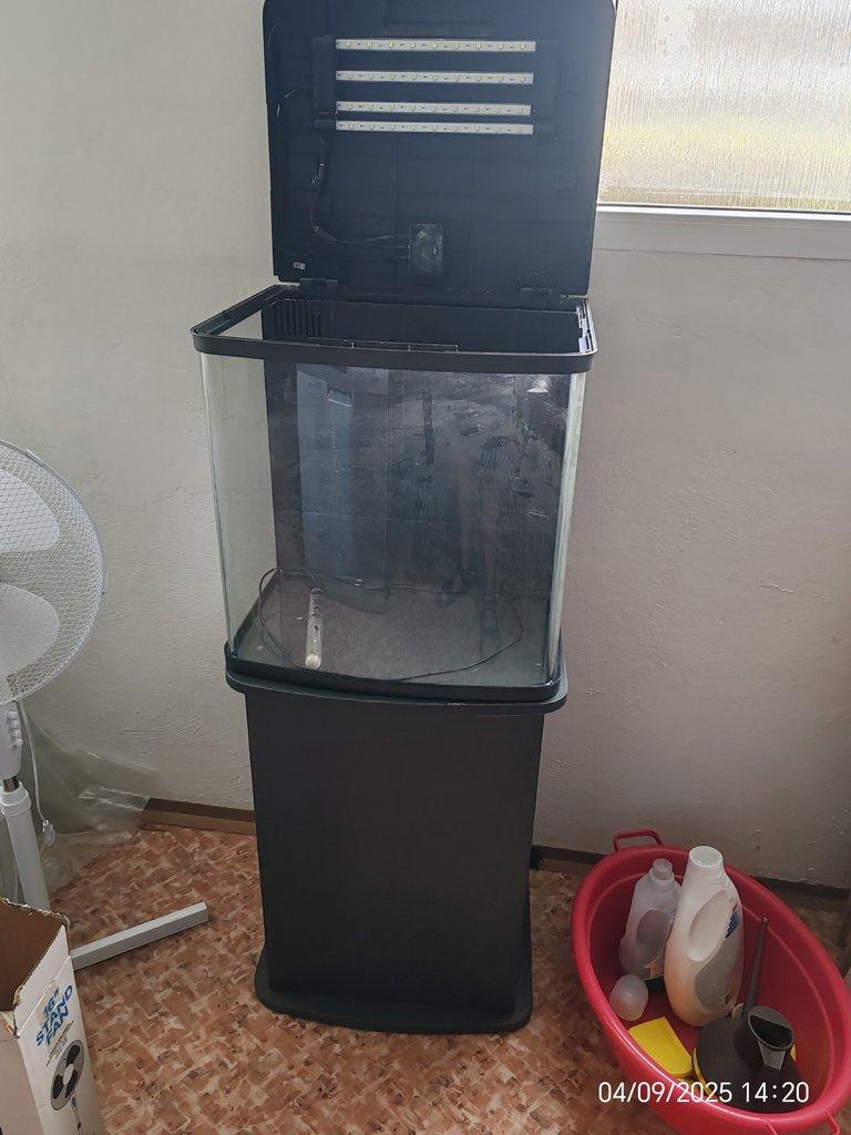 Akvárium 100 litrů (televize) + 20 l nano gratis