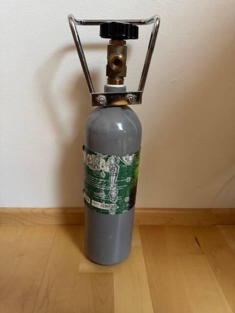Prodám akvarijní CO2 sadu s elektromagnetem včetně plné lahve 2,1l
