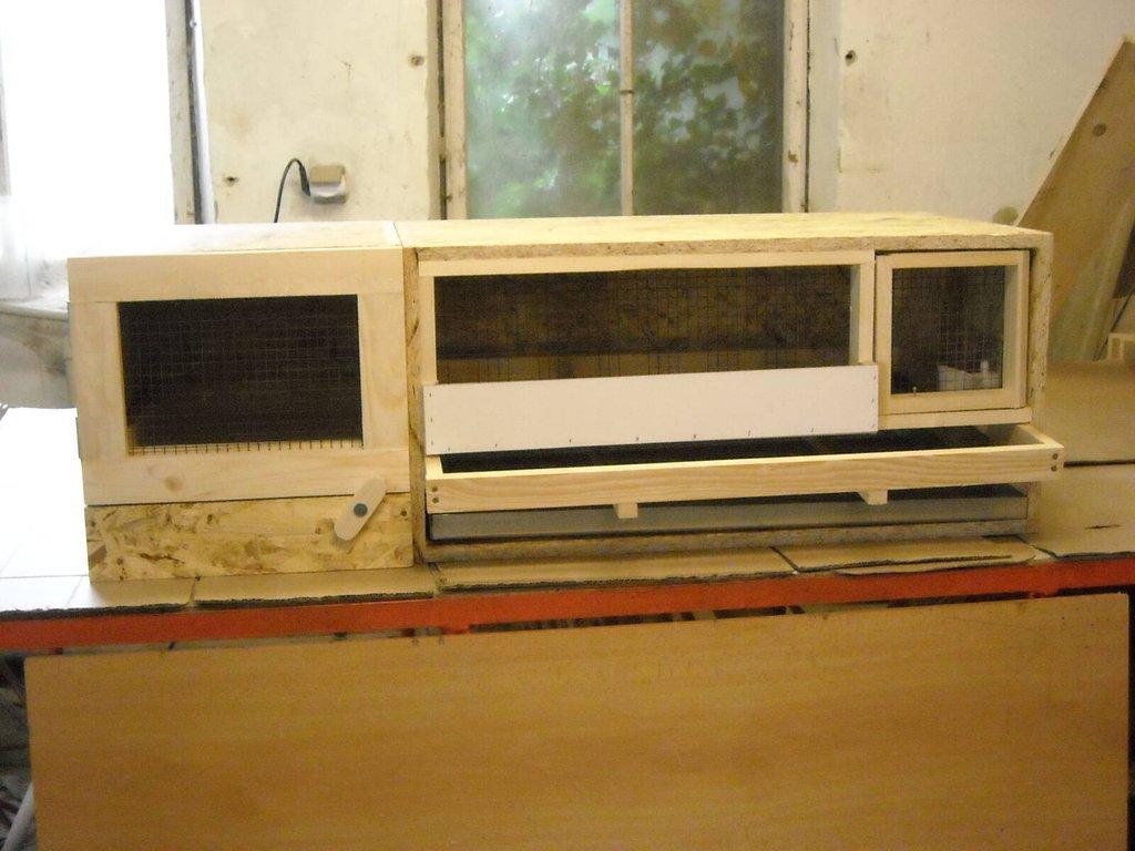 Prodám klece na křepelky a skřínku pod klece