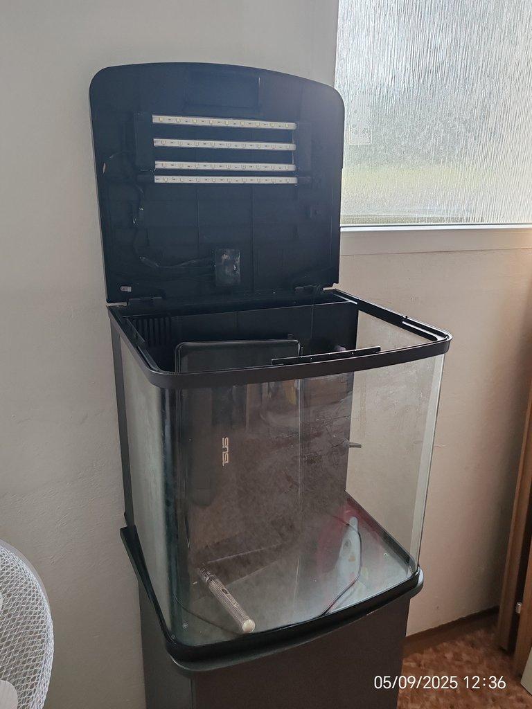 Akvárium 100 litrů (televize) + 20 l nano gratis