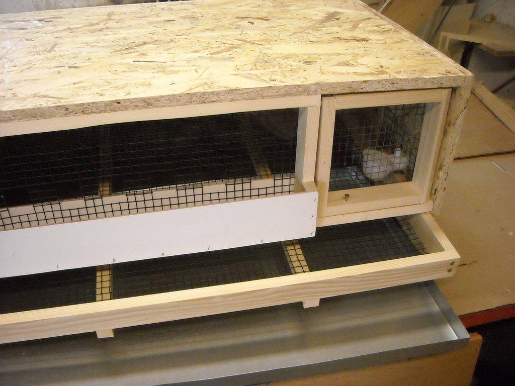 Prodám klece na křepelky a skřínku pod klece