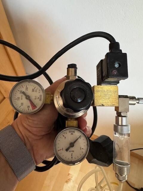 Prodám akvarijní CO2 sadu s elektromagnetem včetně plné lahve 2,1l