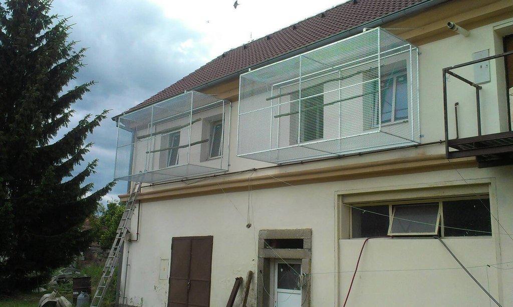 Výroba klecí, voliér, sestavy boxů, plastové budky, krmné pulty, prodej materiálu a jiné