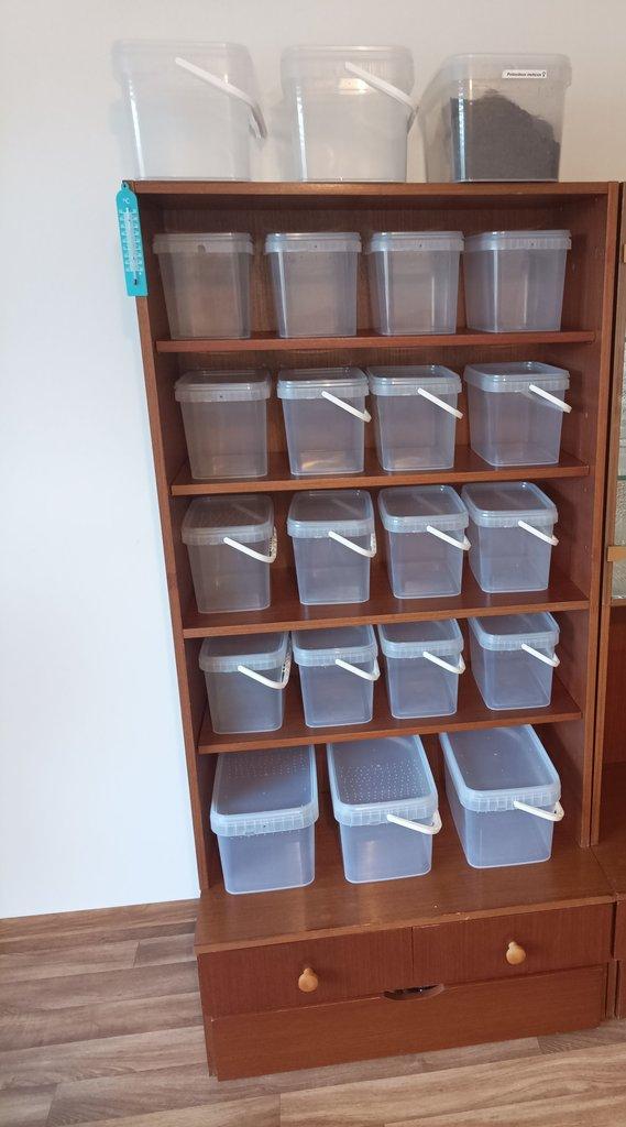 Policový regál s 22 ks novými boxy