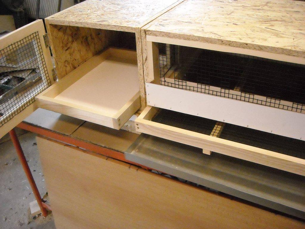 Prodám klece na křepelky a skřínku pod klece