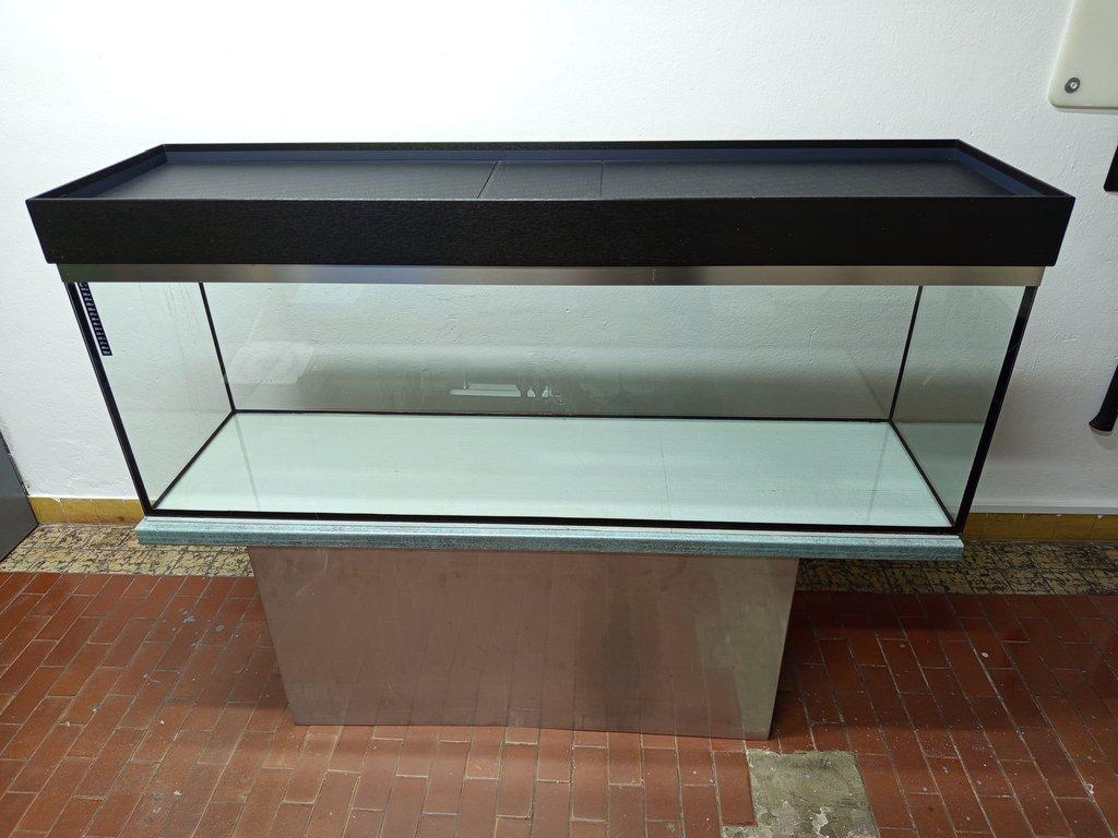 Prodám akvárium 350 l,