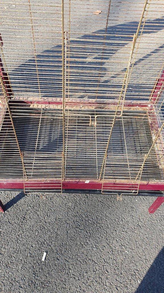 Velká klec pro papoušky  140×85×54 Používaná venku