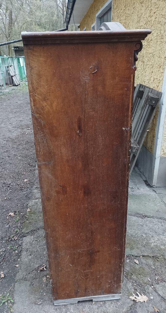 Dřevěná skříň