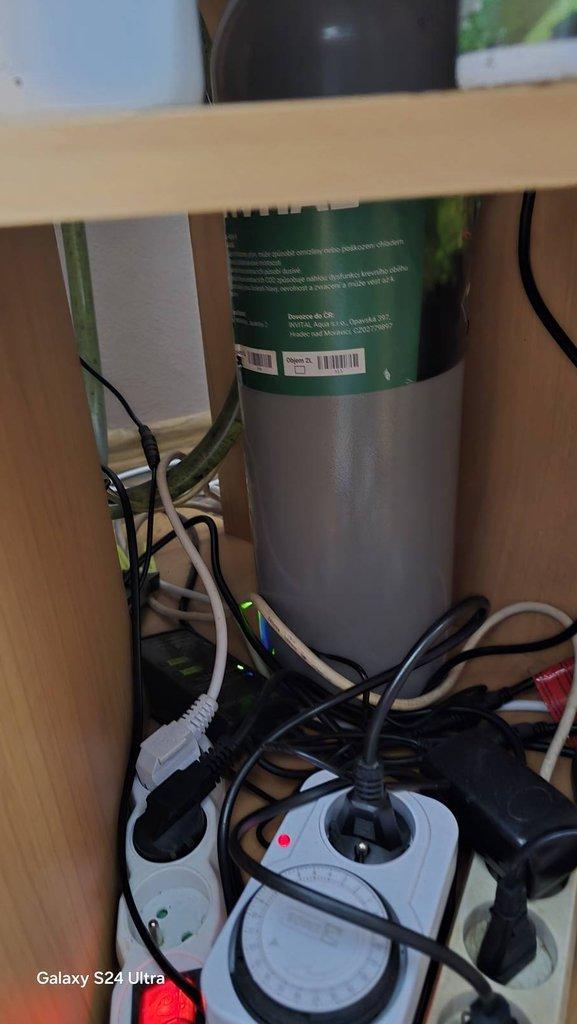 Rohové akvarium 200l s veškerým příslušenstvím