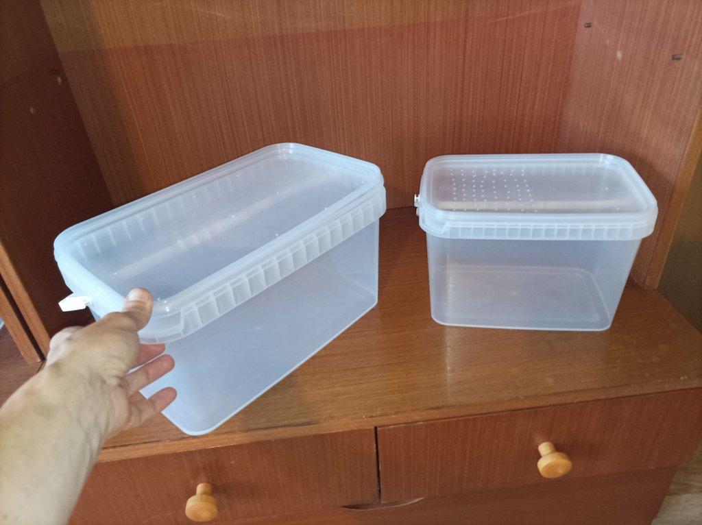 Policový regál s 22 ks novými boxy