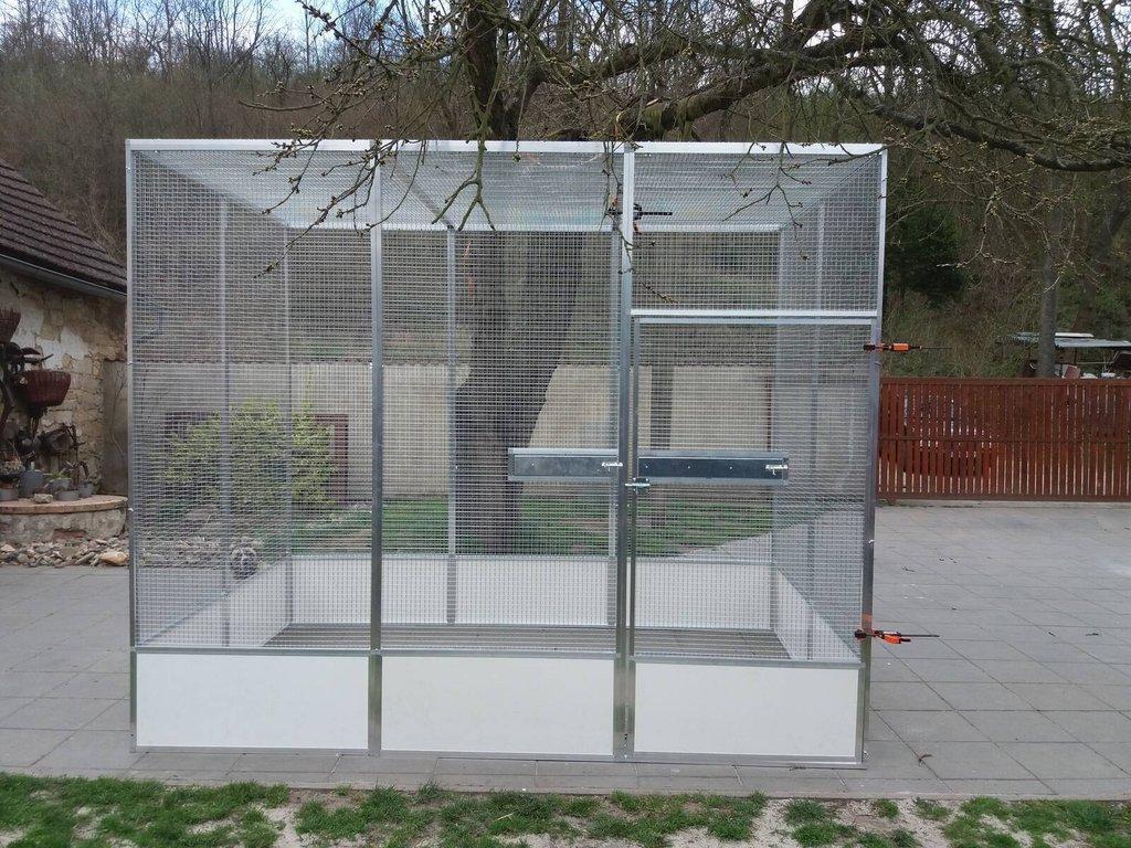 Výroba klecí, voliér, sestavy boxů, plastové budky, krmné pulty, prodej materiálu a jiné