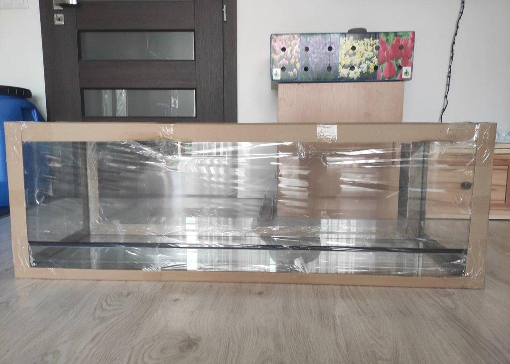 Terarium 120x50x50 Nové terarium .Vhodné pro agamy, želvy hady. Síla skla 5 mm. Posouvací dvířka. Vr