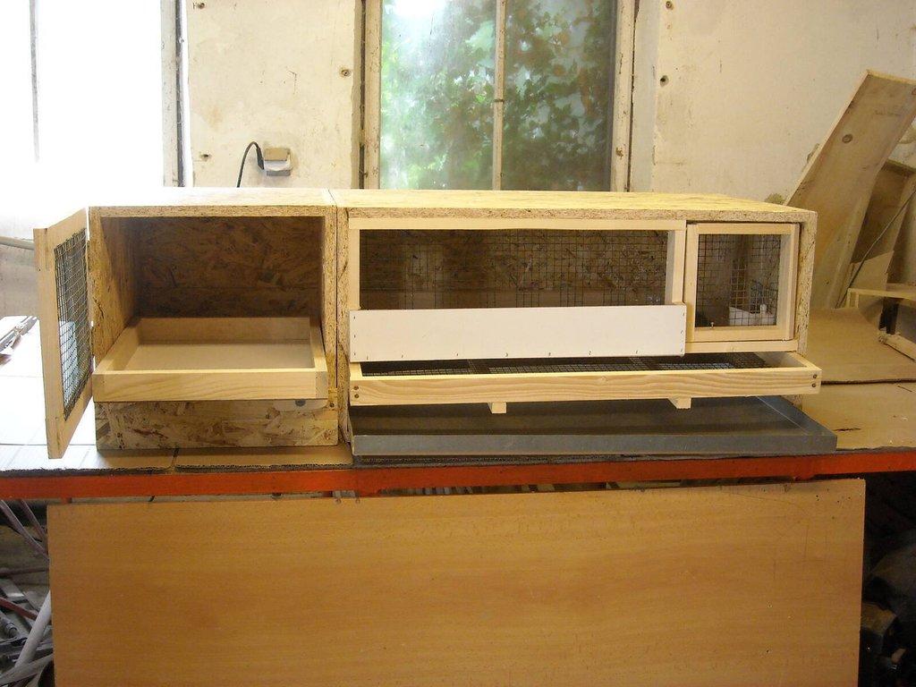 Prodám klece na křepelky a skřínku pod klece