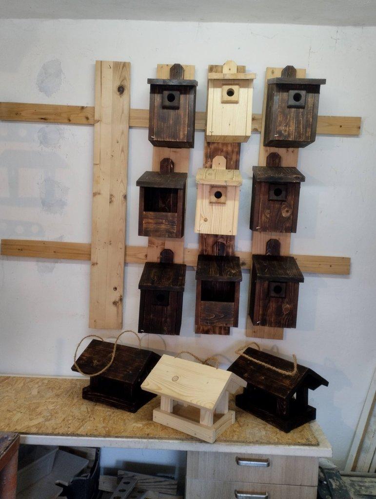 Ptačí budky a krmítka v rustikálním stylu