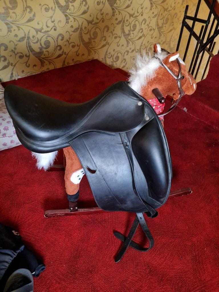 Drezůrní jezdecké sedlo