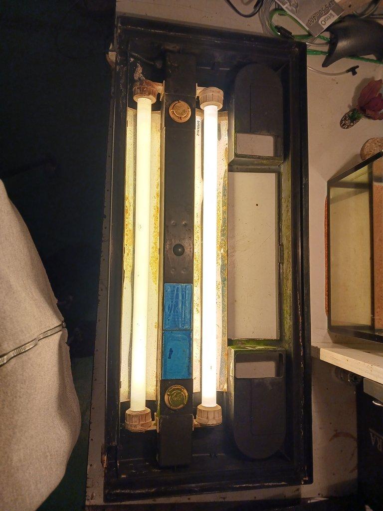 Akvarijní kryt s osvětlením a rámeček pod akva