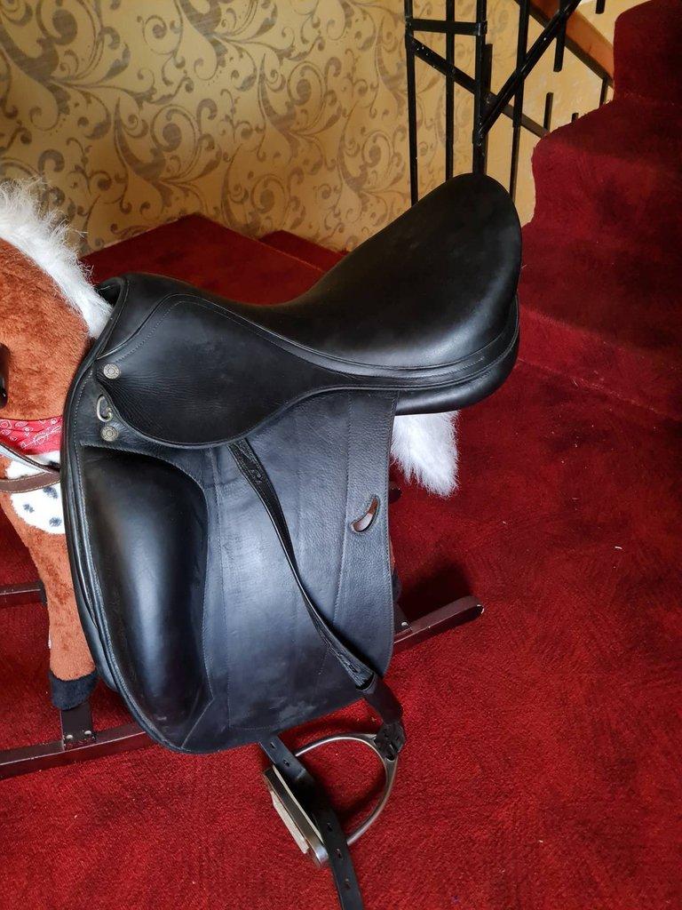 Drezůrní jezdecké sedlo