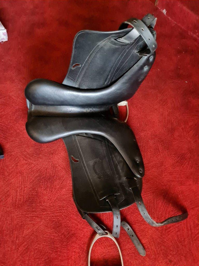 Drezůrní jezdecké sedlo