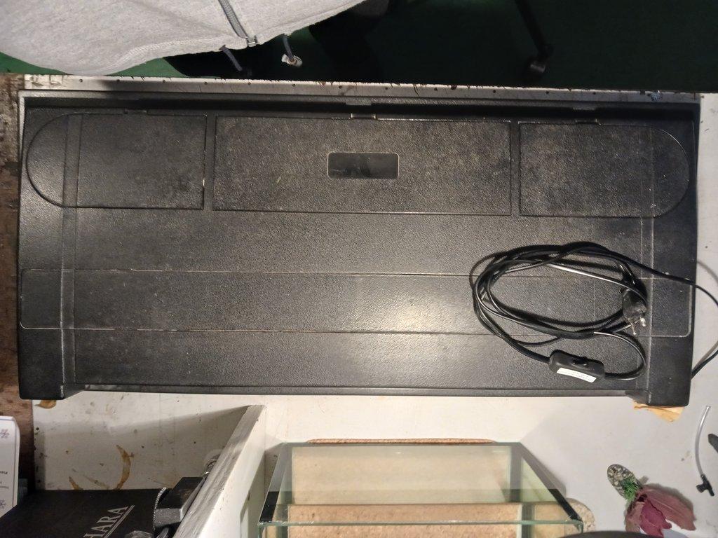 Akvarijní kryt s osvětlením a rámeček pod akva