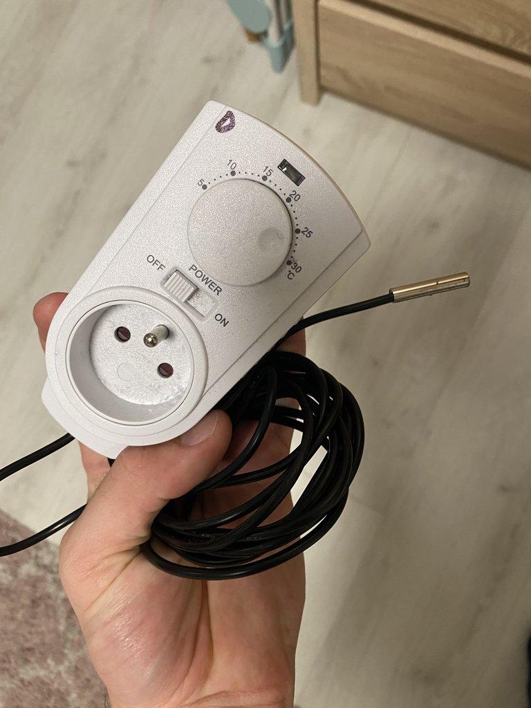 Prodám regál a dvě terária